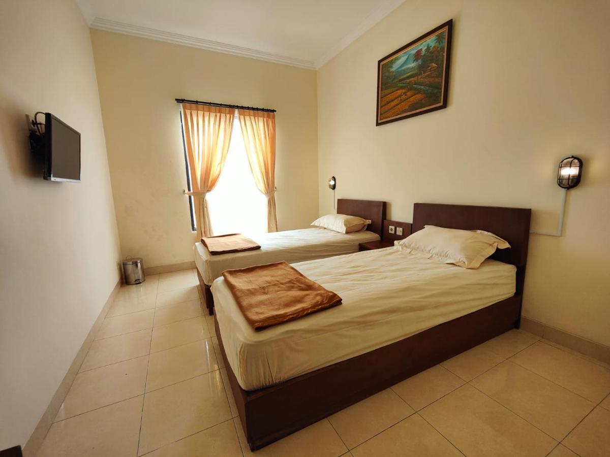 Adiputra Guesthouse 2 By Homiq Ngabean Exterior photo