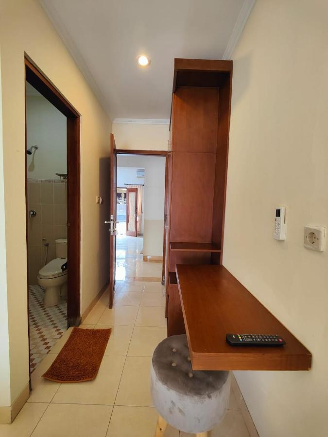 Adiputra Guesthouse 2 By Homiq Ngabean Exterior photo