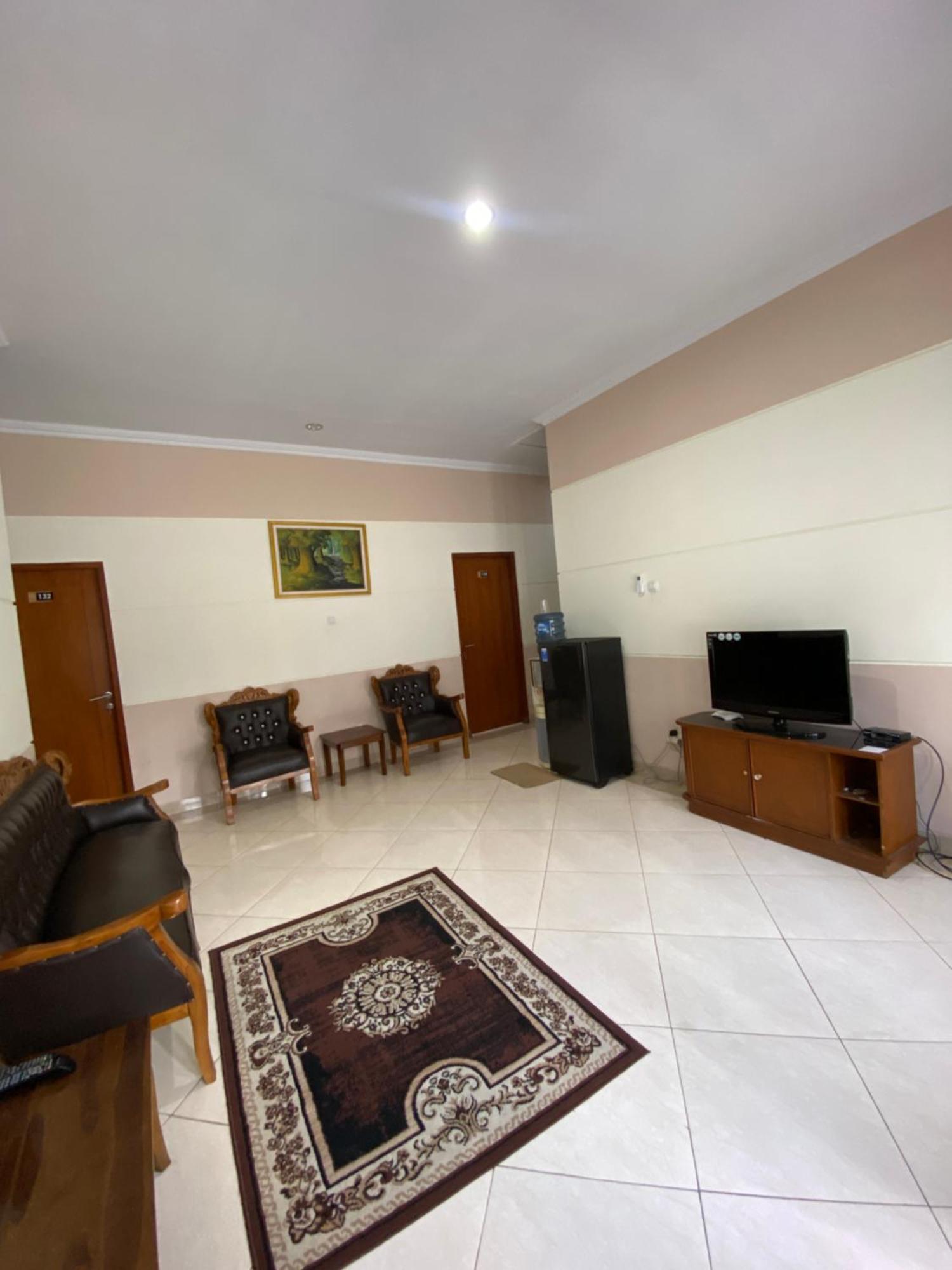 Adiputra Guesthouse 2 By Homiq Ngabean Exterior photo