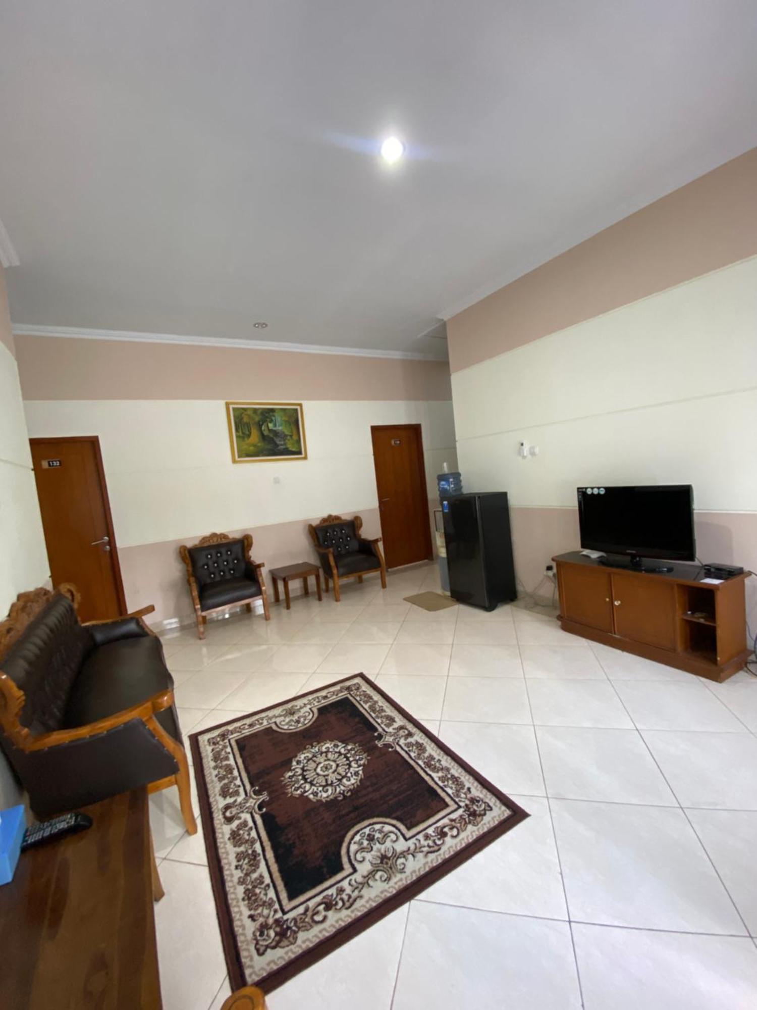Adiputra Guesthouse 2 By Homiq Ngabean Exterior photo