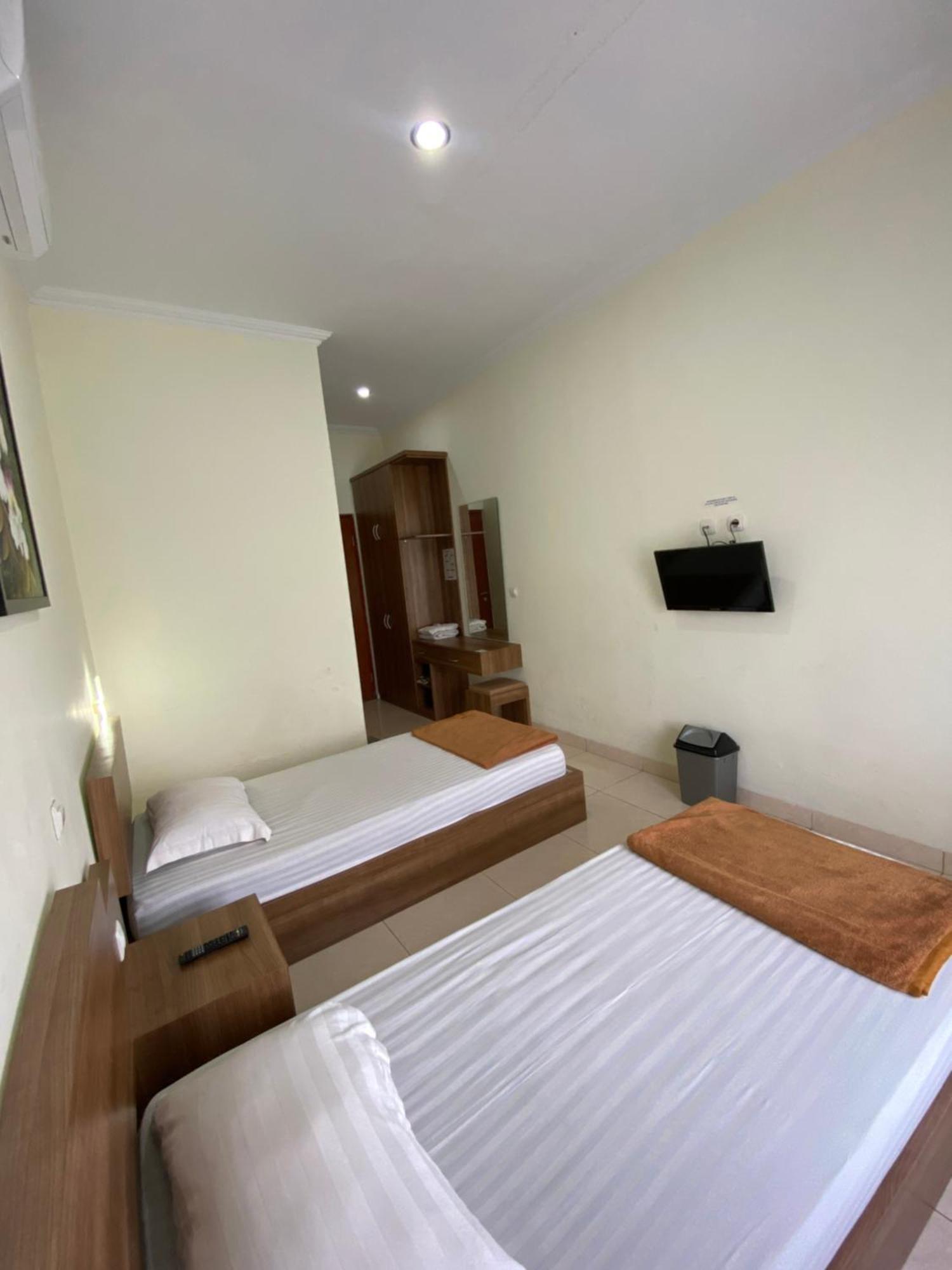 Adiputra Guesthouse 2 By Homiq Ngabean Exterior photo