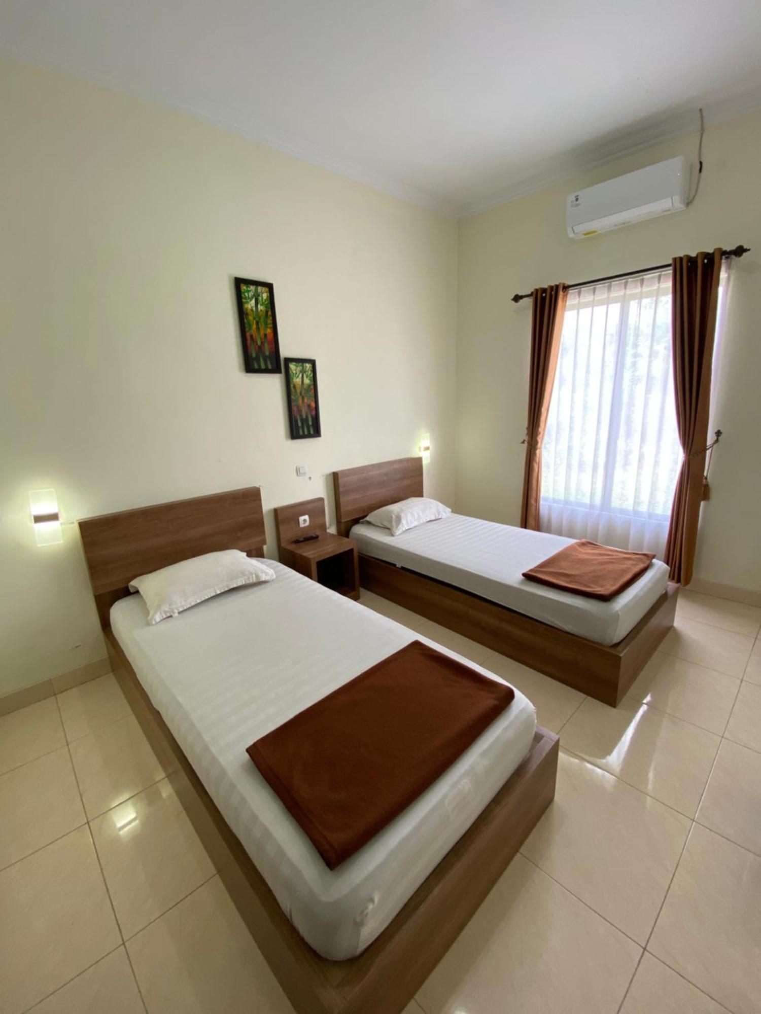 Adiputra Guesthouse 2 By Homiq Ngabean Exterior photo