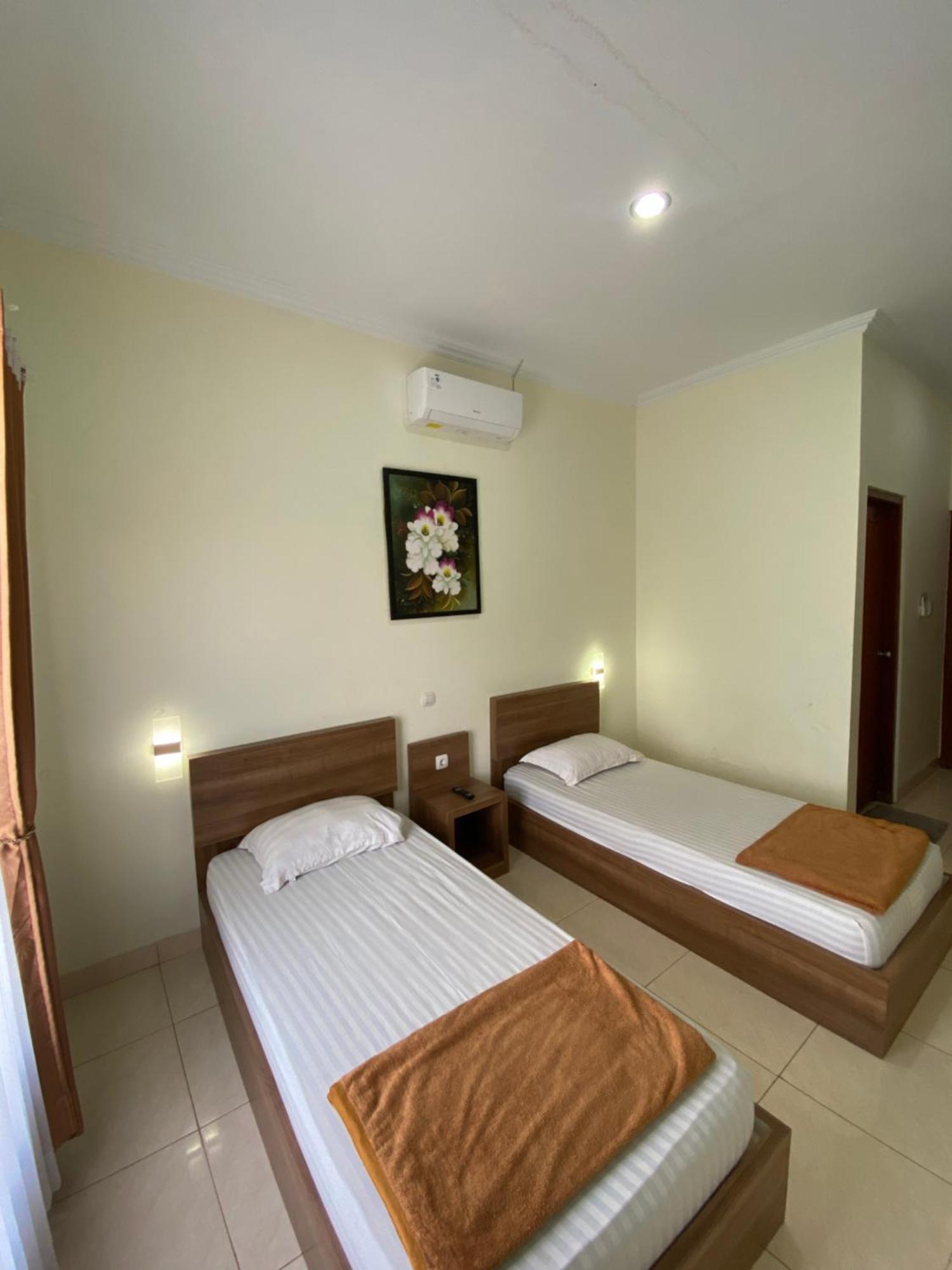 Adiputra Guesthouse 2 By Homiq Ngabean Exterior photo